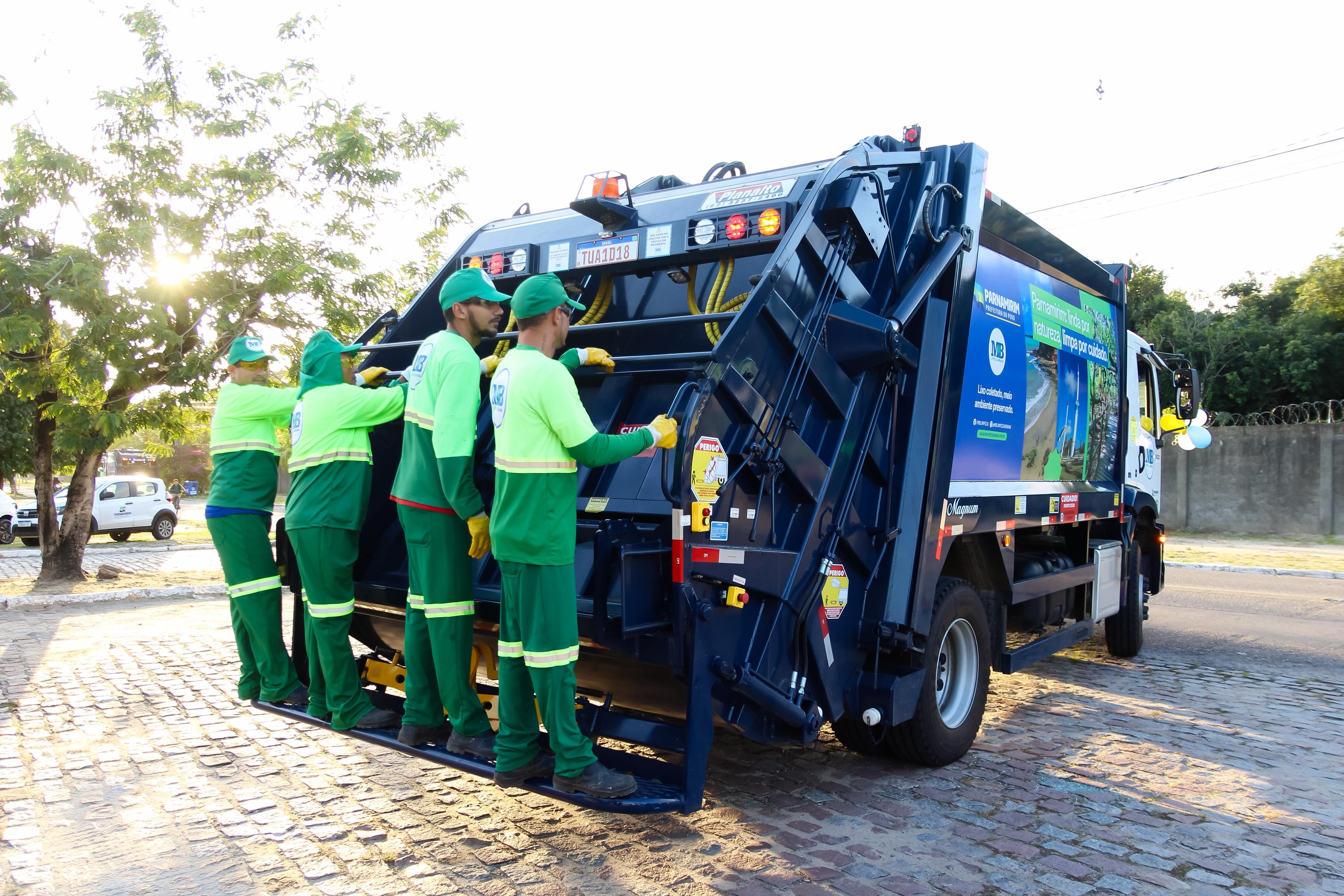 Prefeitura realiza a entrega de 10 caminhões para coleta de lixo (3).jpg